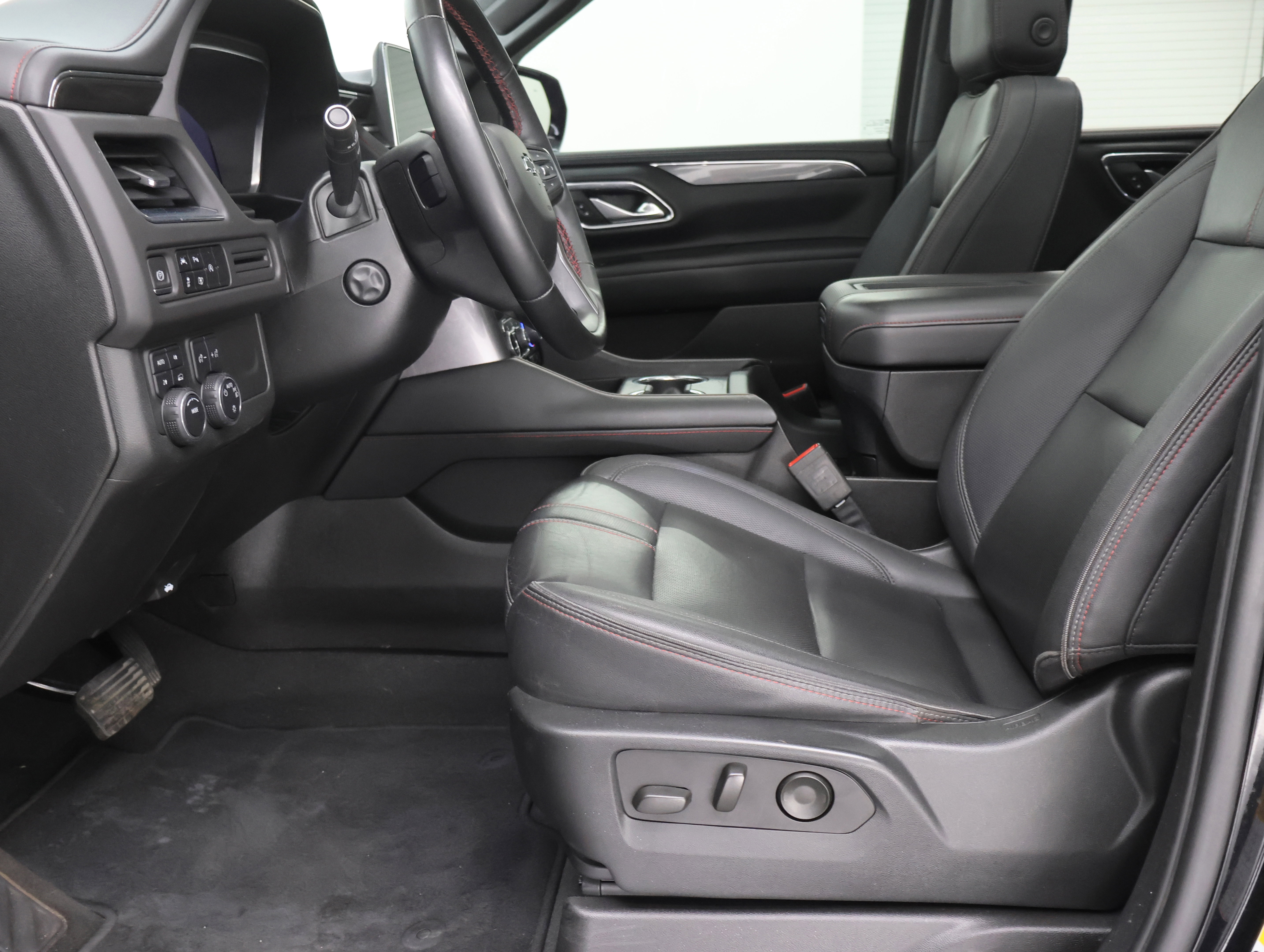 Used 2023 Chevrolet Suburban RST w/ Luxury Package AWD/4WD image 8