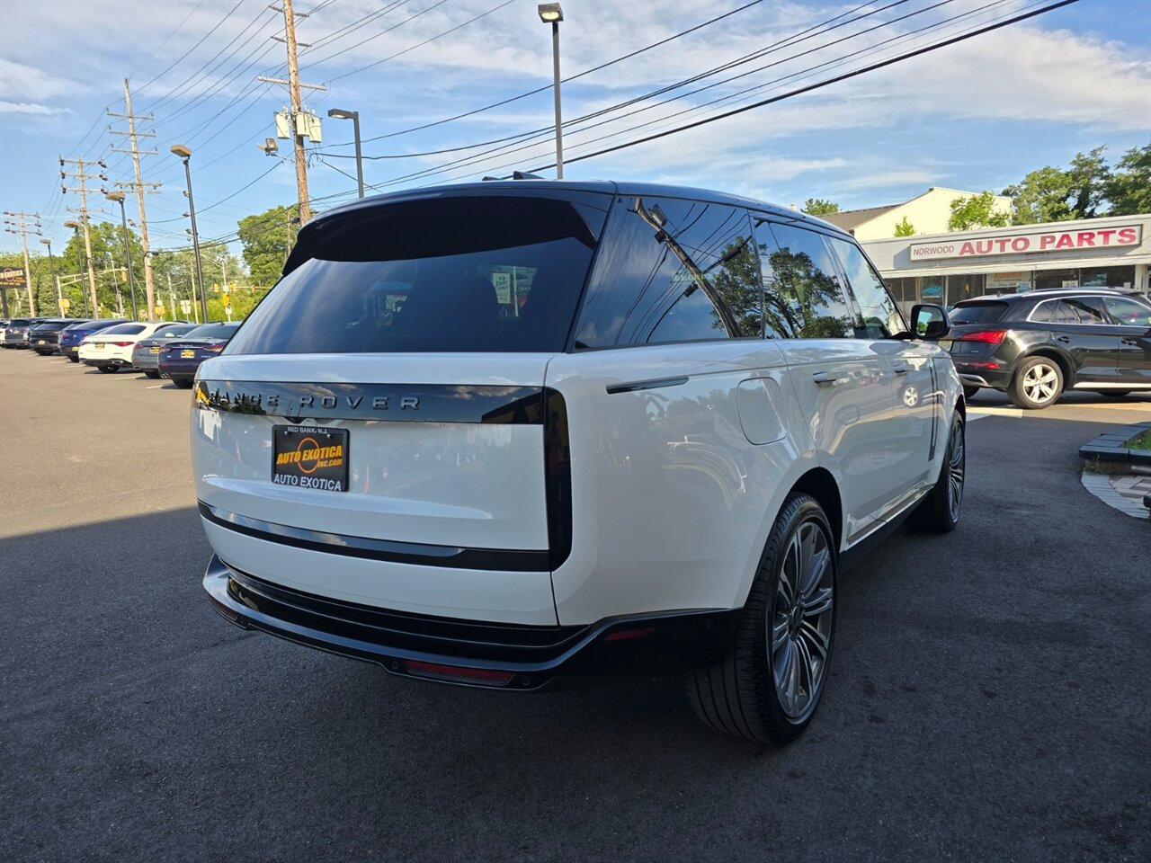 Used 2024 Land Rover Range Rover SE AWD/4WD image 3