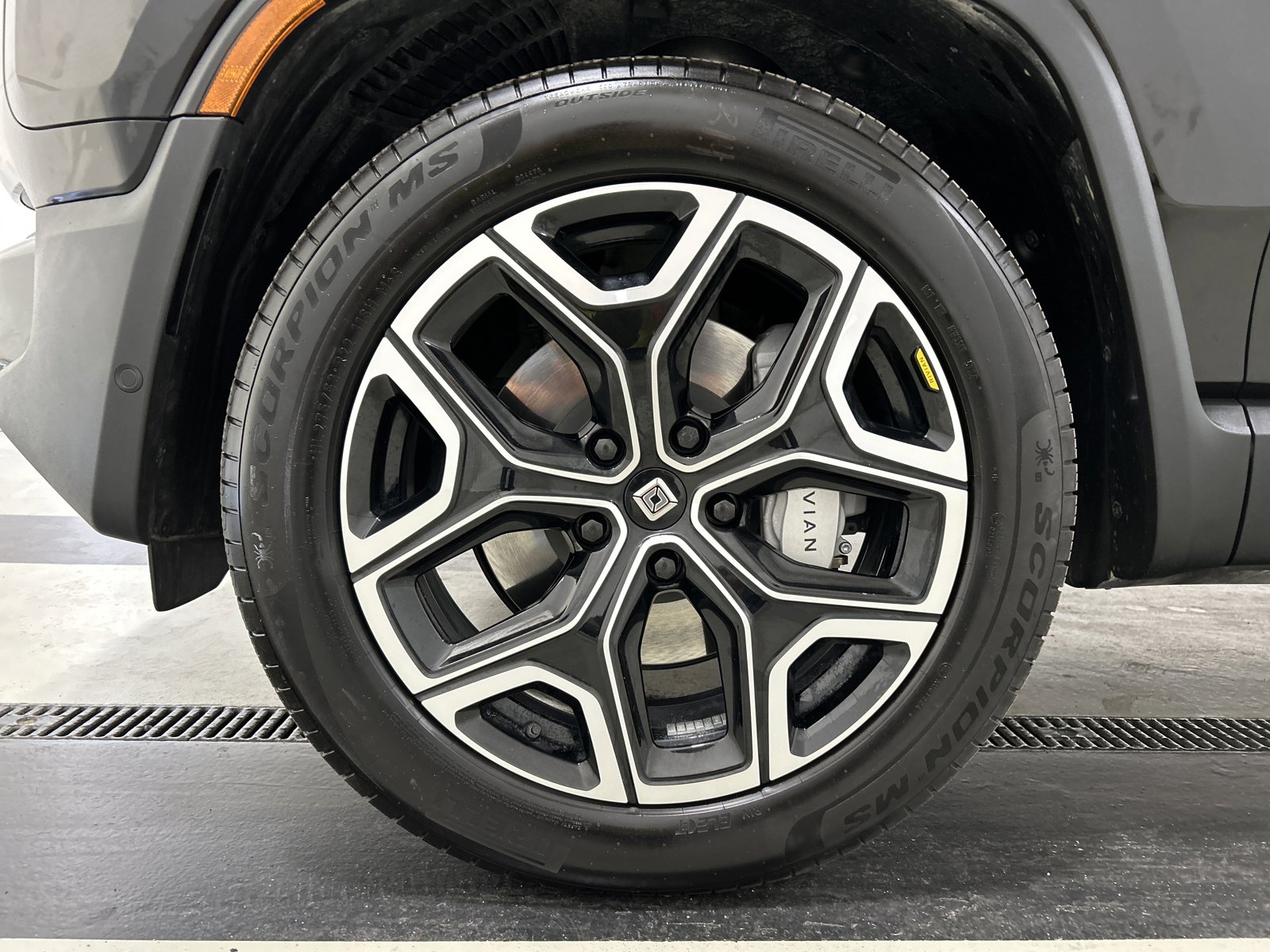 Used 2025 Rivian R1S Adventure image 9