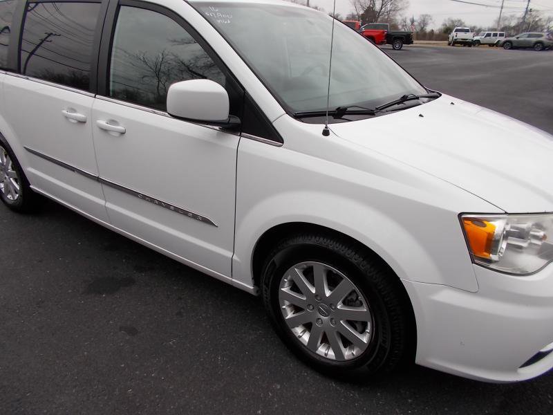 Used 2016 Chrysler Town & Country Touring image 11