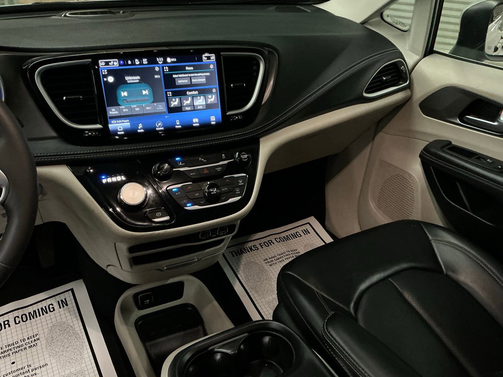 Used 2023 Chrysler Pacifica Touring-L image 27