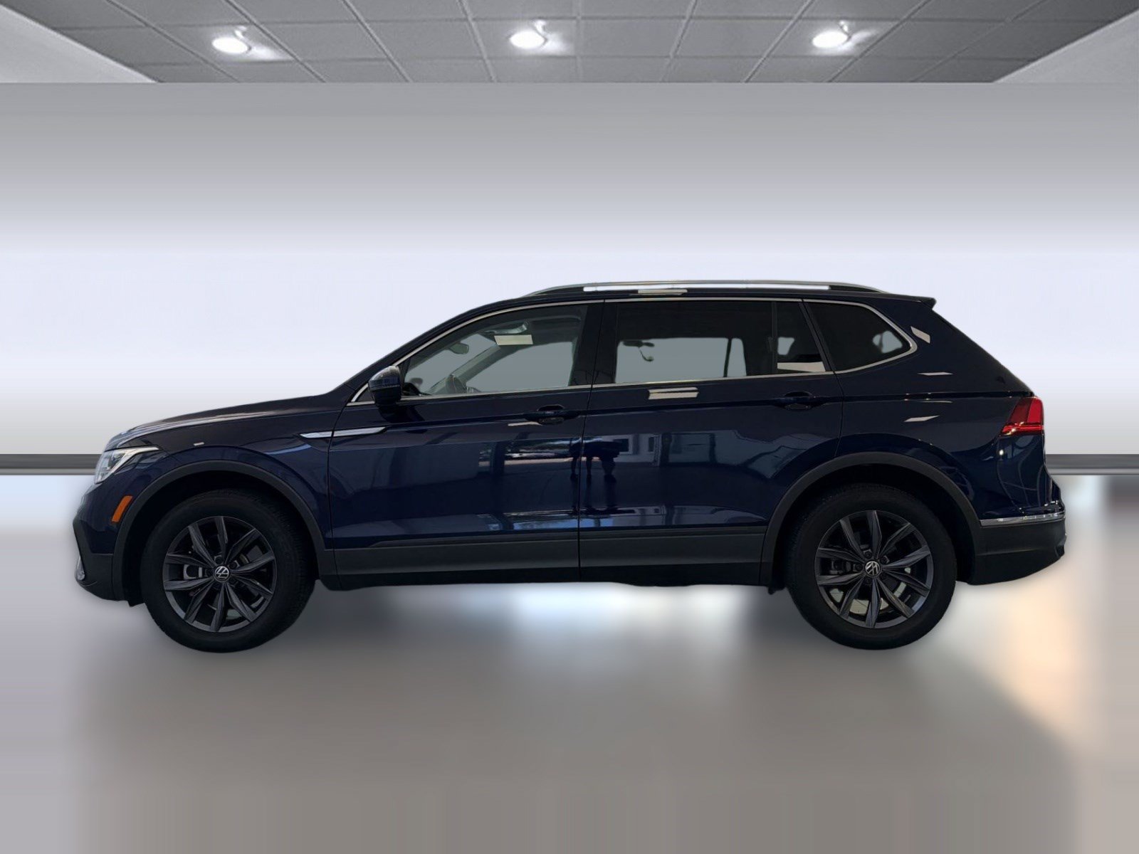 Used 2023 Volkswagen Tiguan SE w/ Panoramic Sunroof Package AWD/4WD image 2