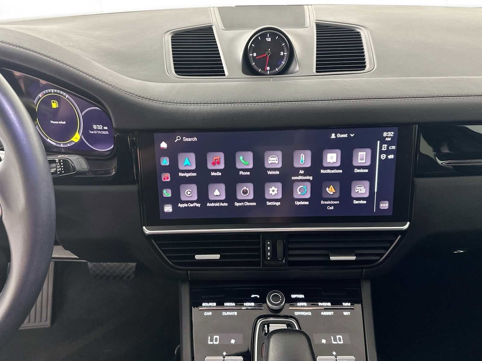 Certified 2022 Porsche Cayenne Platinum Edition image 17