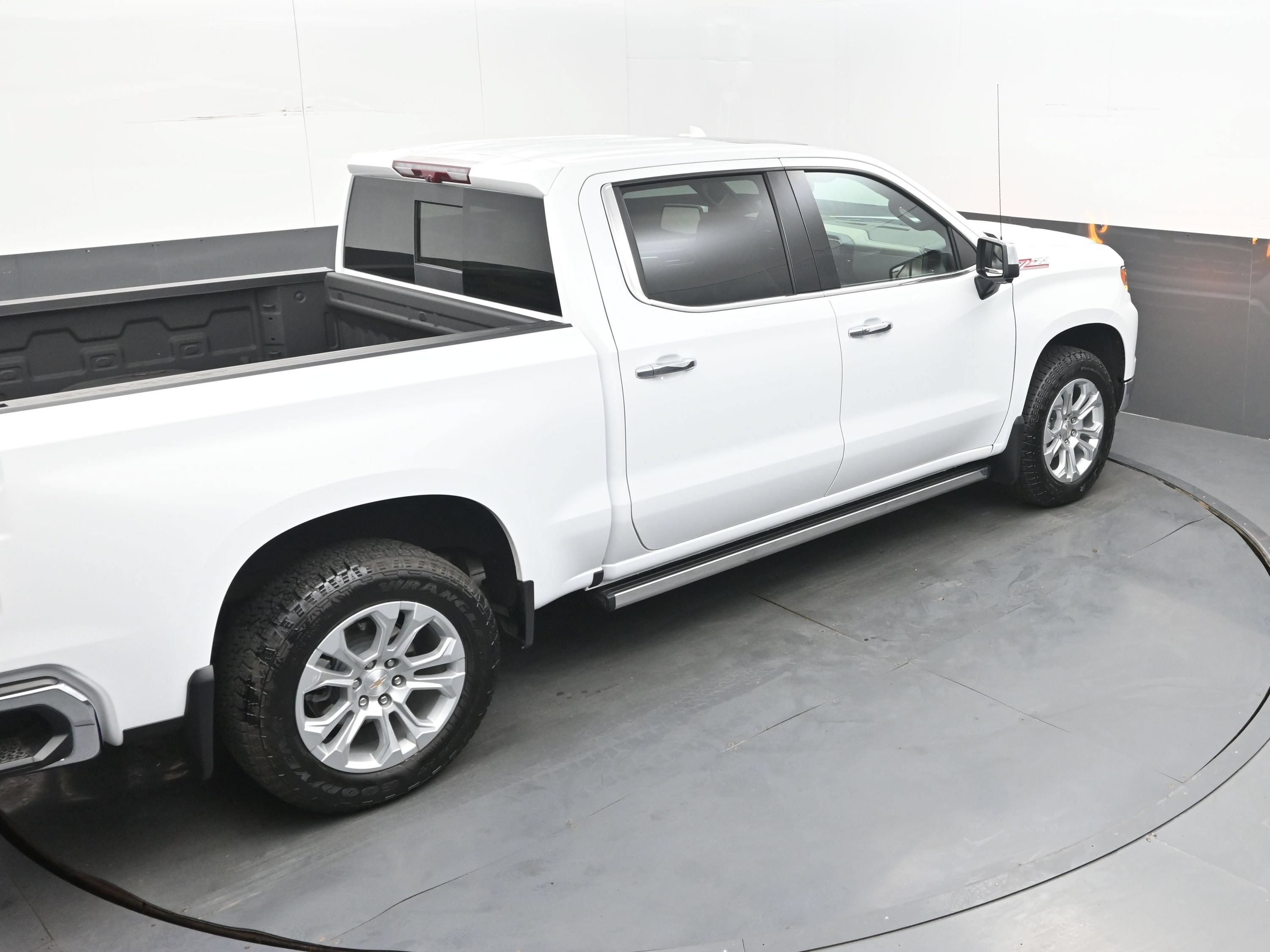 Used 2025 Chevrolet Silverado 1500 LTZ w/ LTZ Premium Package AWD/4WD image 33