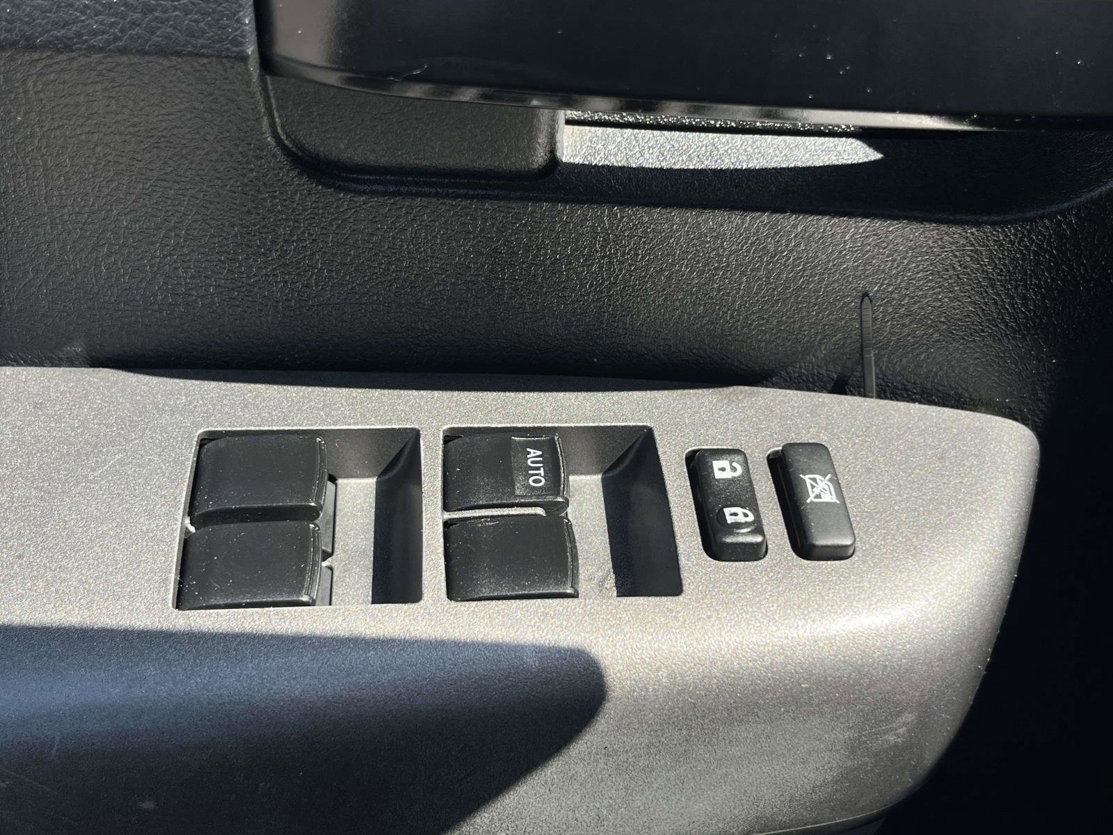 Used 2012 Toyota Tundra 4x4 CrewMax w/ SR5 Pkg image 10