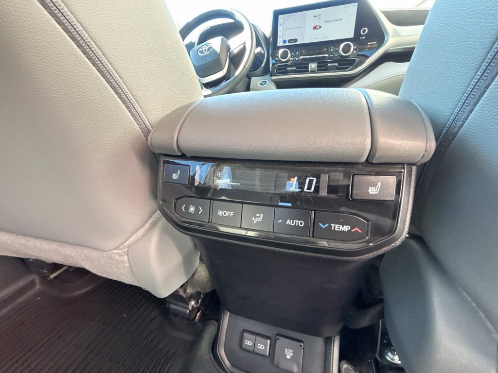 Used 2025 Toyota Highlander Platinum AWD/4WD image 30