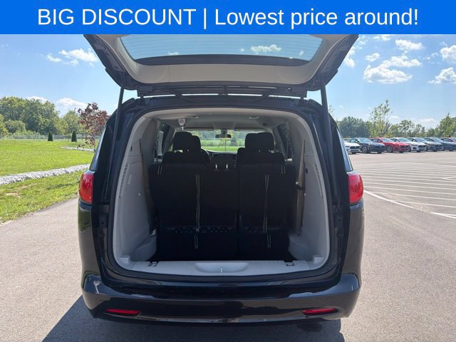 Used 2022 Chrysler Voyager LX FWD image 11