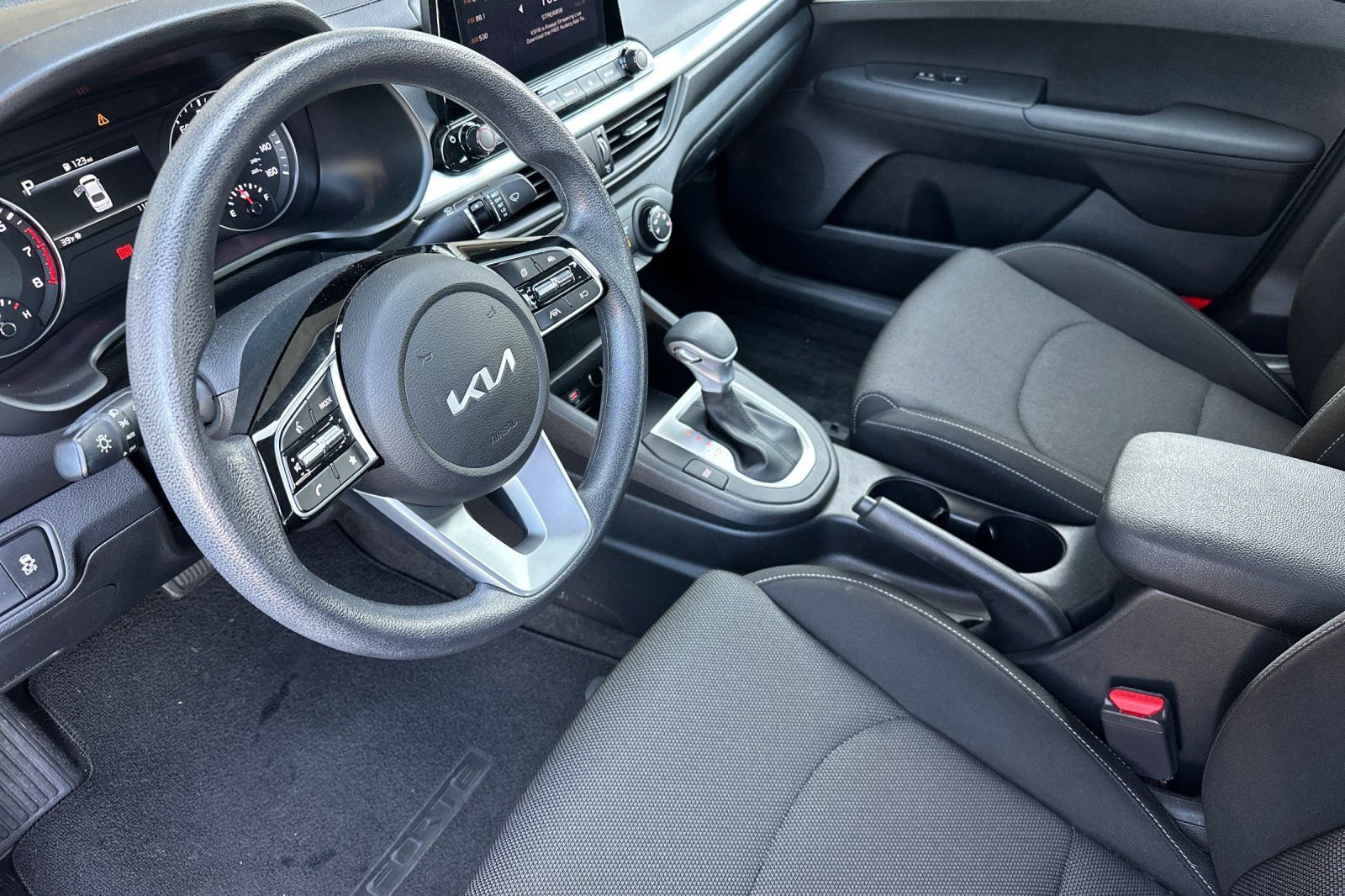 Used 2023 Kia Forte LXS w/ LXS Technology Package image 4