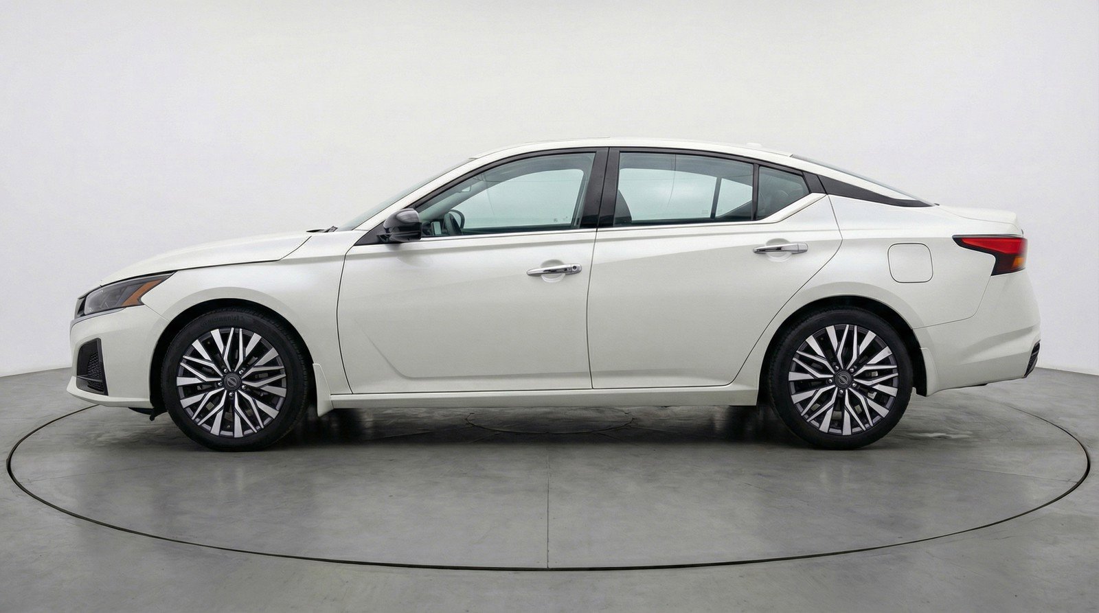 Used 2025 Nissan Altima 2.5 SV image 5