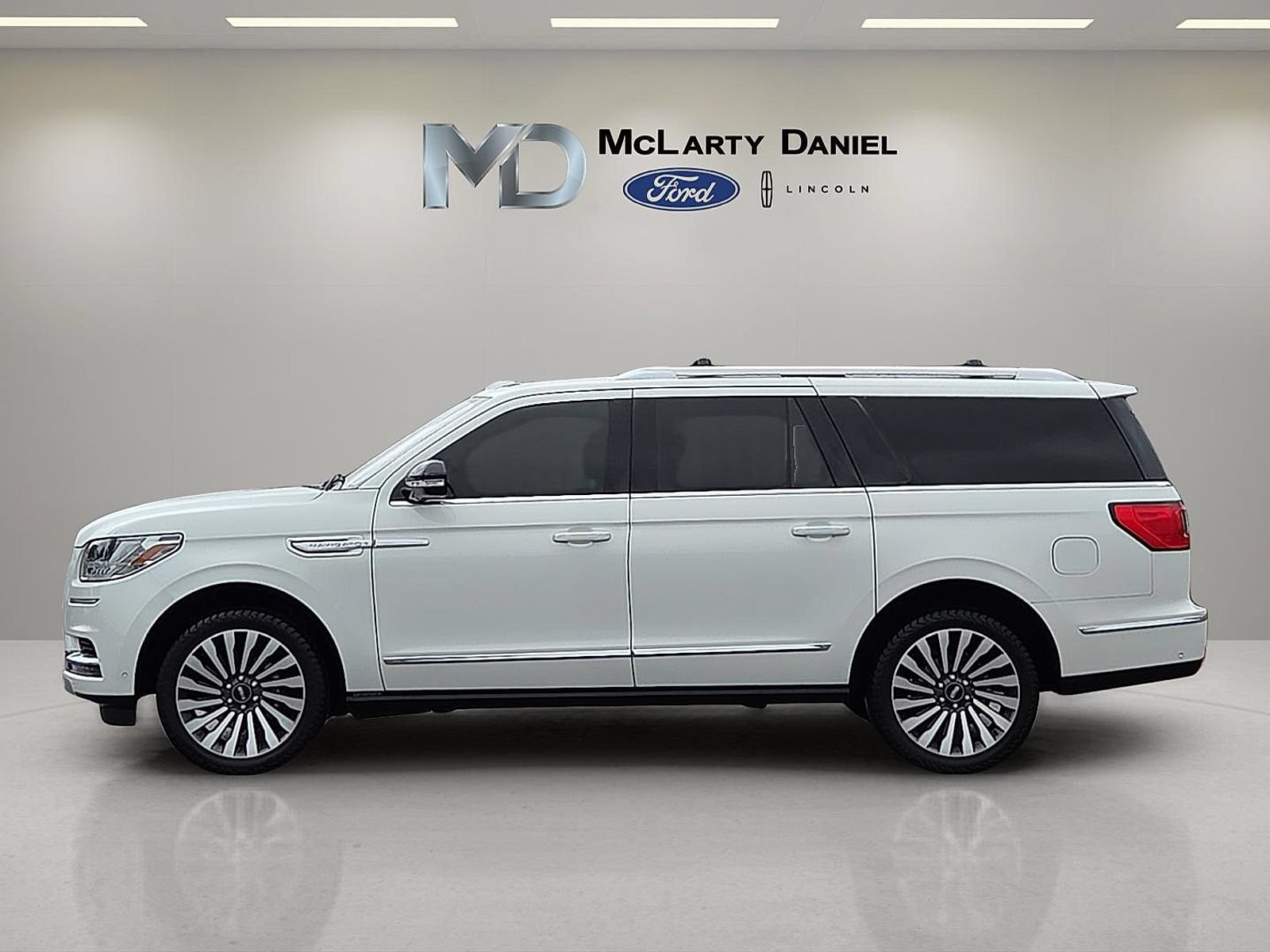 Used 2021 Lincoln Navigator L Reserve w/ Luxury Package AWD/4WD image 3