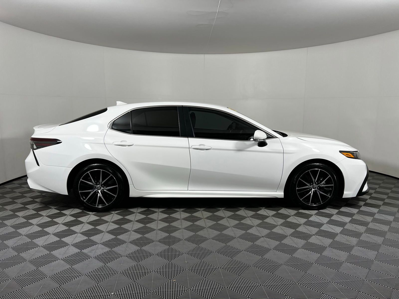 Used 2024 Toyota Camry SE image 4