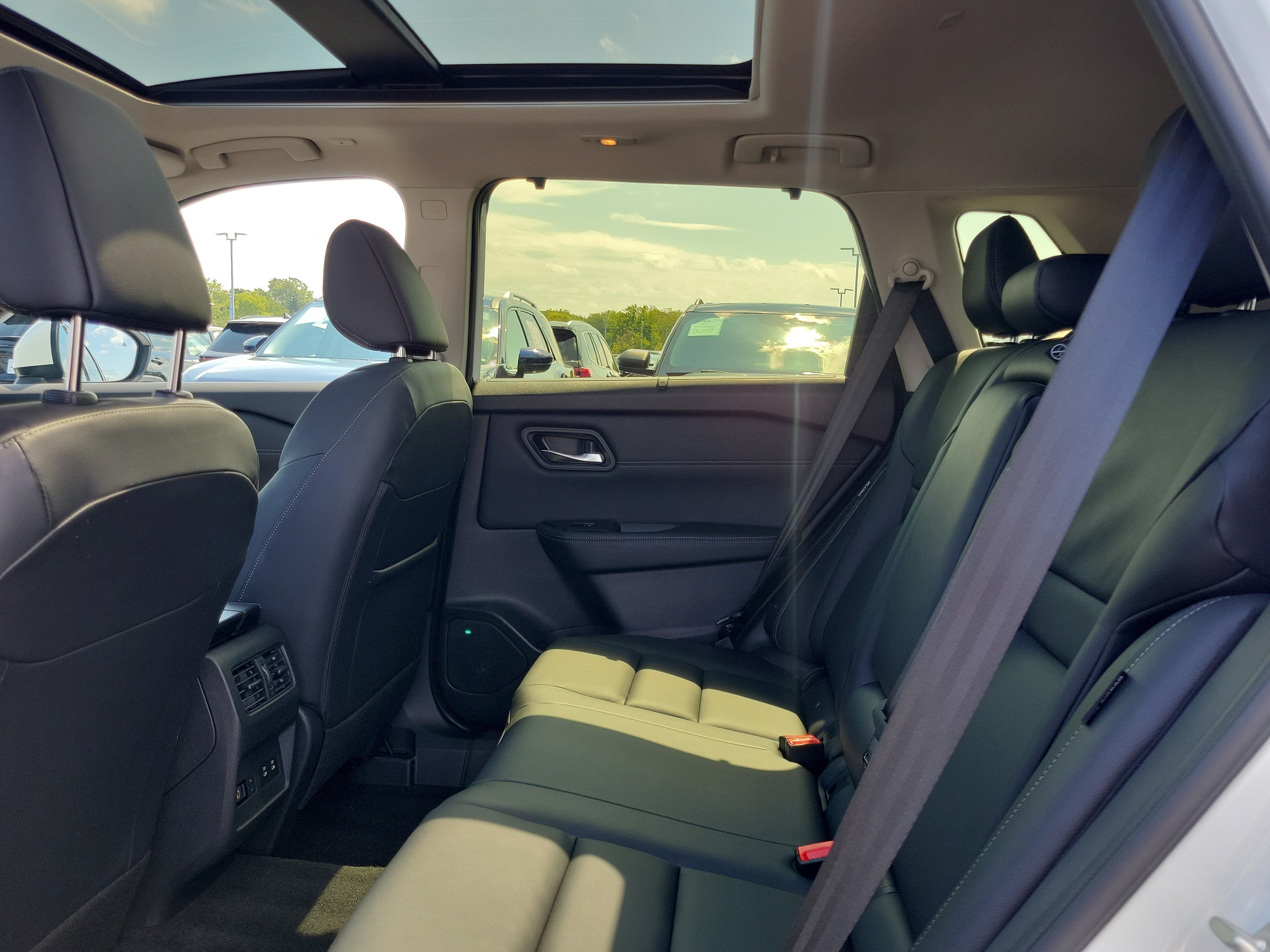 Certified 2025 Nissan Rogue SL w/ Tech Package AWD/4WD image 11