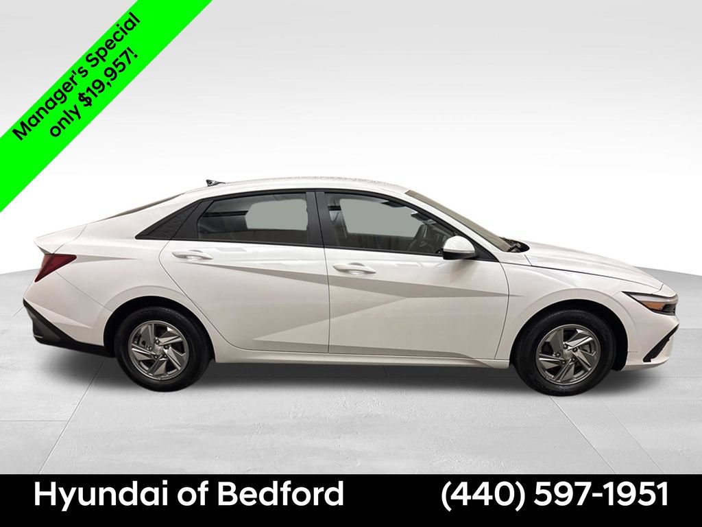 Certified 2026 Hyundai Elantra SE w/ Cargo Package FWD image 4