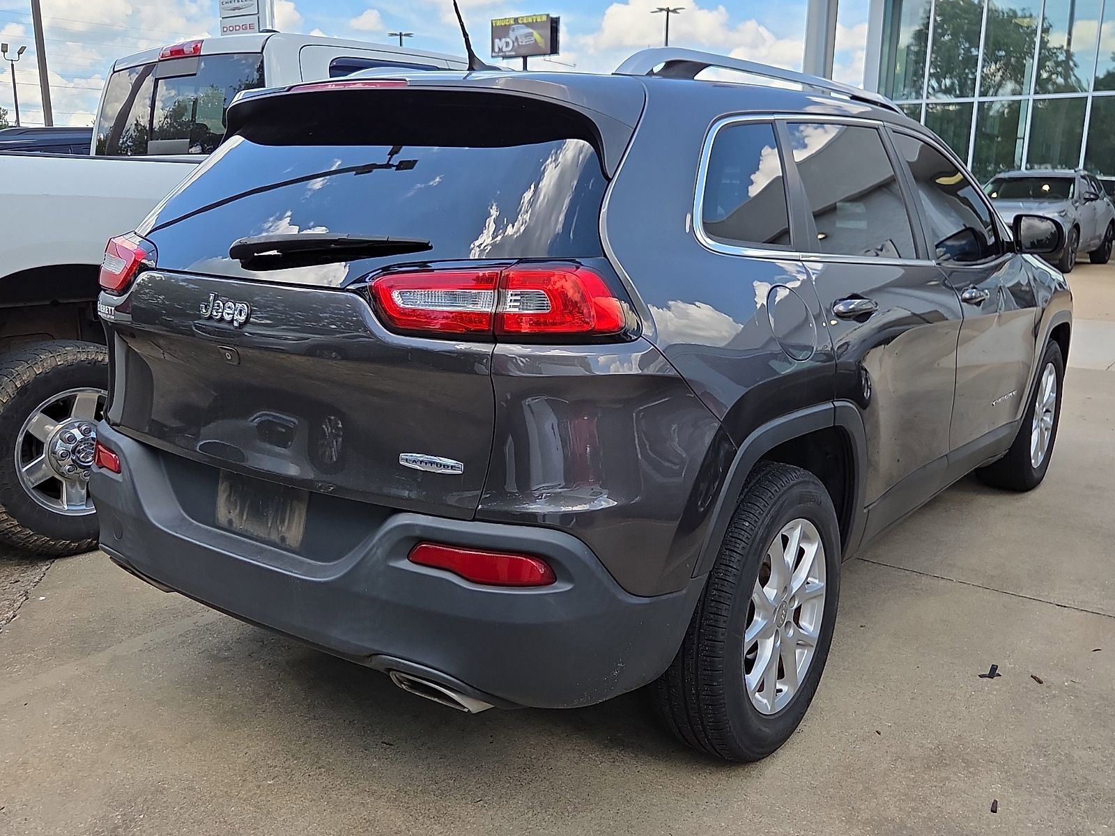 Used 2015 Jeep Cherokee Latitude w/ Comfort/Convenience Group FWD image 3