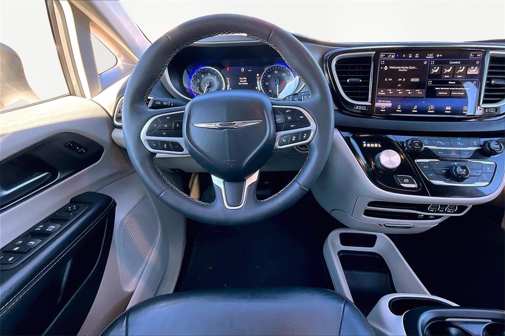 Used 2022 Chrysler Pacifica Touring-L image 5
