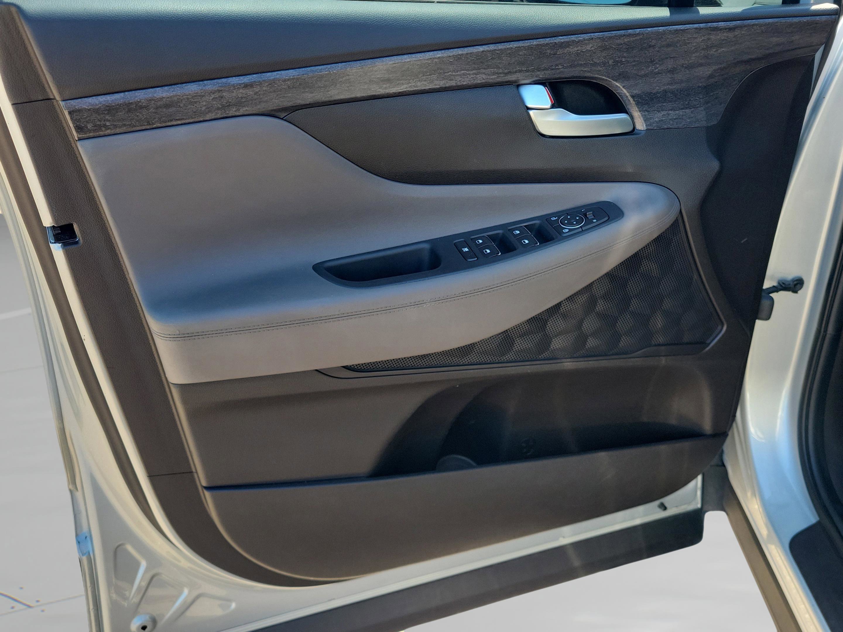 Used 2020 Hyundai Santa Fe SE image 17