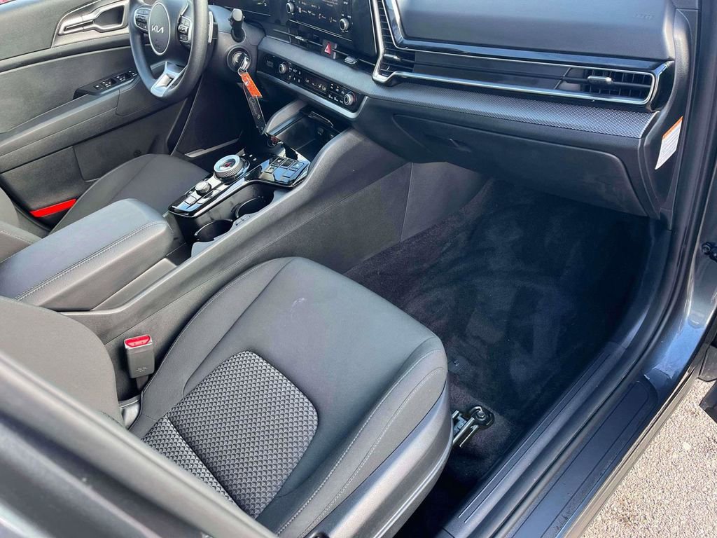 Used 2025 Kia Sportage LX image 11