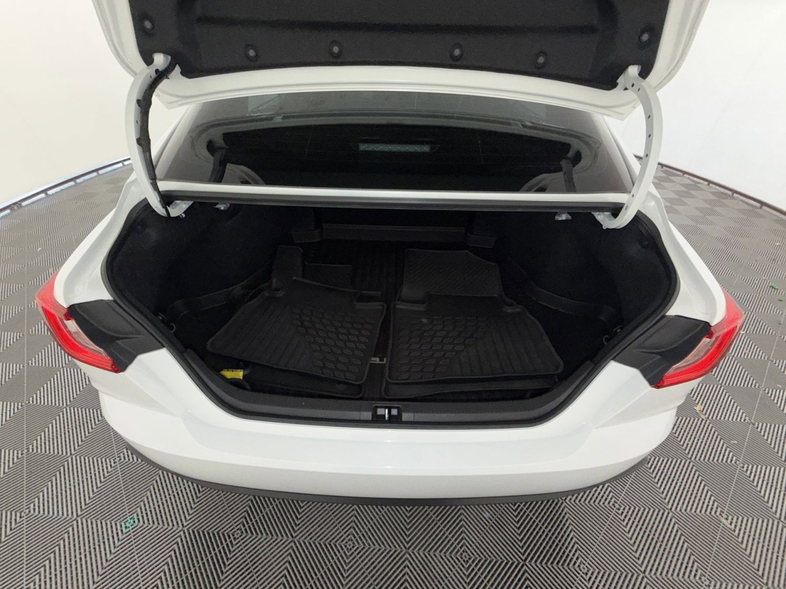 Used 2025 Toyota Camry SE w/ Convenience Package image 25