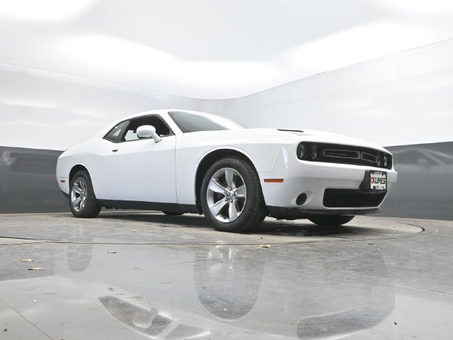 Used 2015 Dodge Challenger SXT RWD image 31