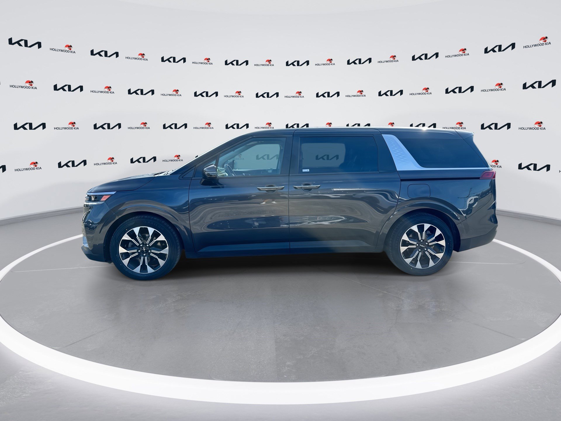 Used 2024 Kia Carnival EX FWD image 5