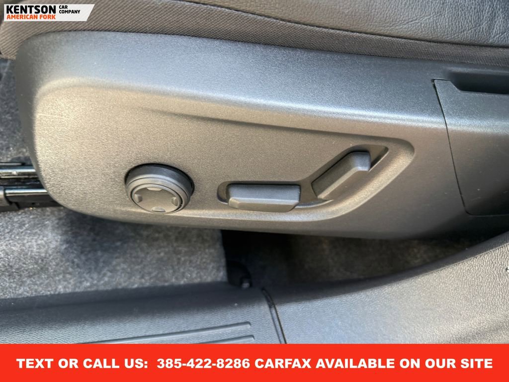 Used 2025 Volvo XC40 B5 Plus image 29