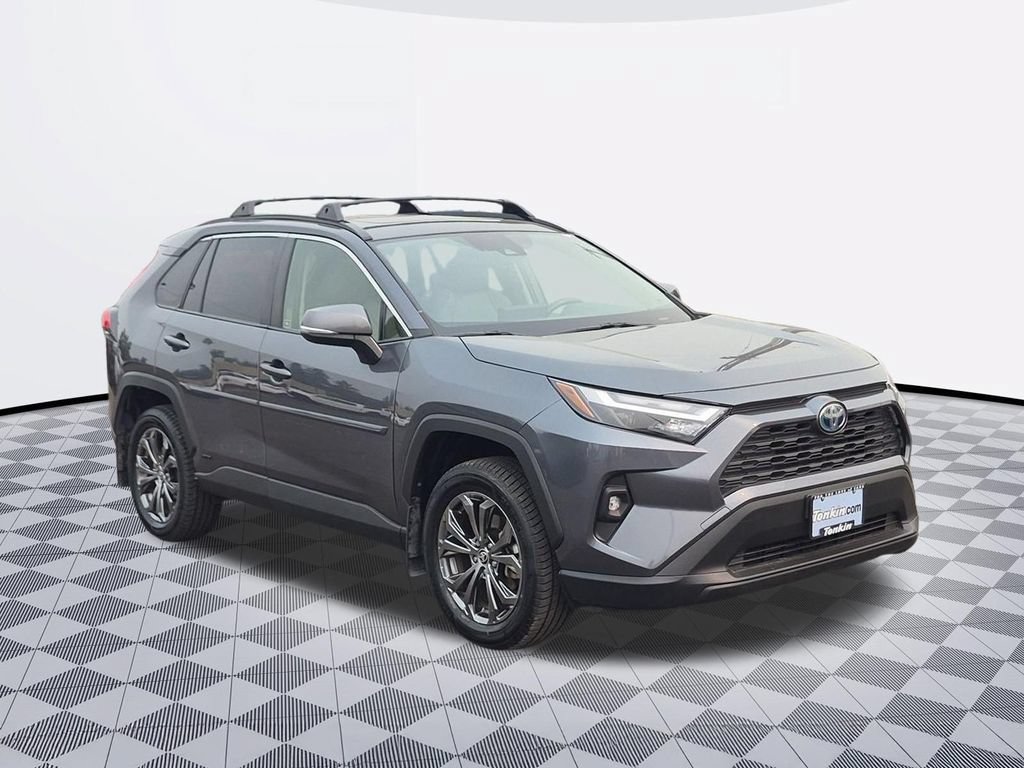 Used 2022 Toyota RAV4 XLE Premium AWD/4WD image 7