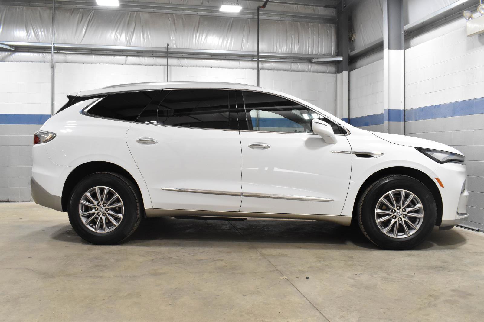 Used 2023 Buick Enclave Essence w/ LPO, Floor Liner Package FWD image 31