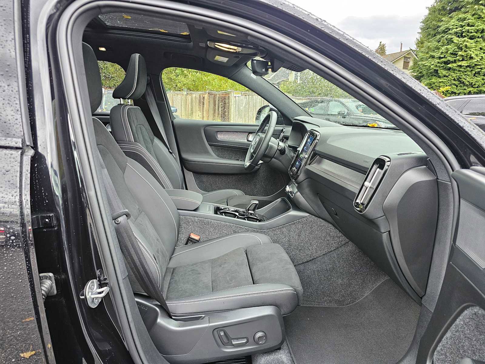 Certified 2025 Volvo XC40 B5 Plus image 10