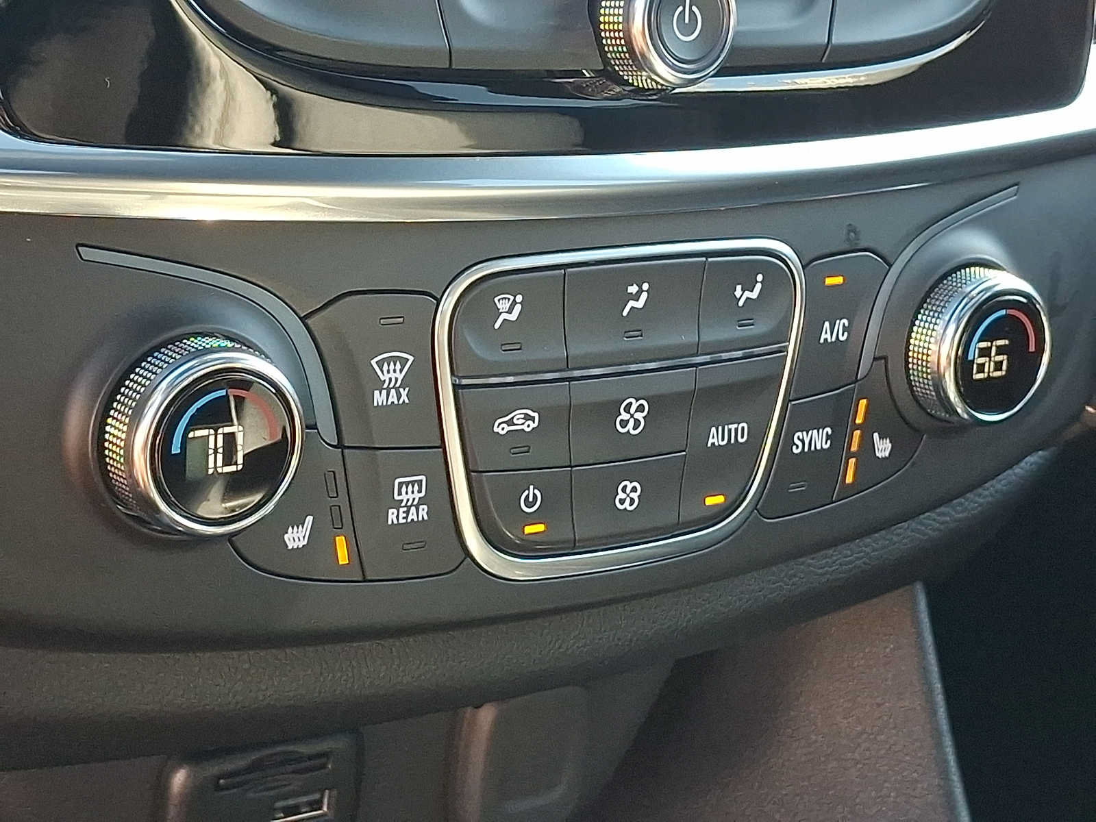 Used 2023 Chevrolet Traverse LT w/ LT Premium Package AWD/4WD image 17
