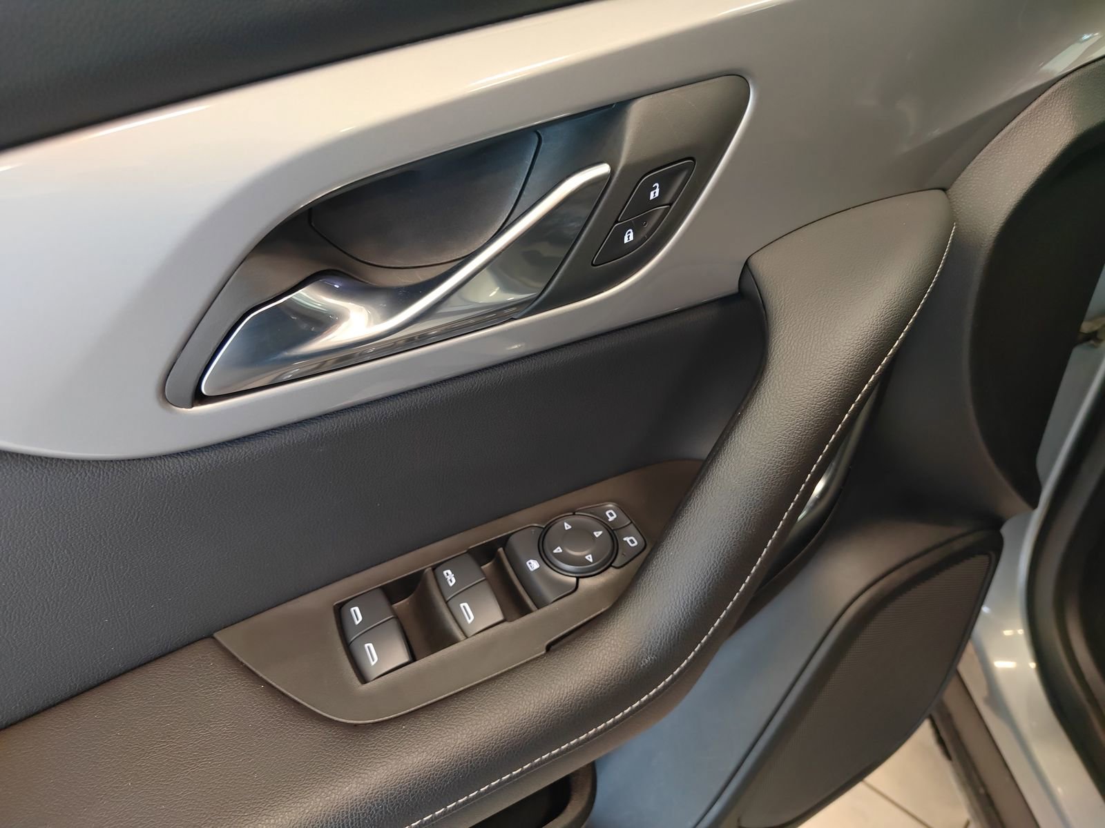 Used 2025 Chevrolet Blazer LT image 11