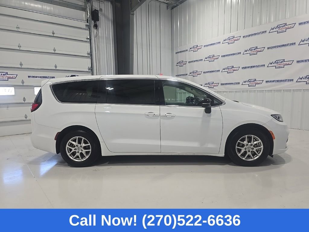 Used 2024 Chrysler Pacifica Touring-L image 9