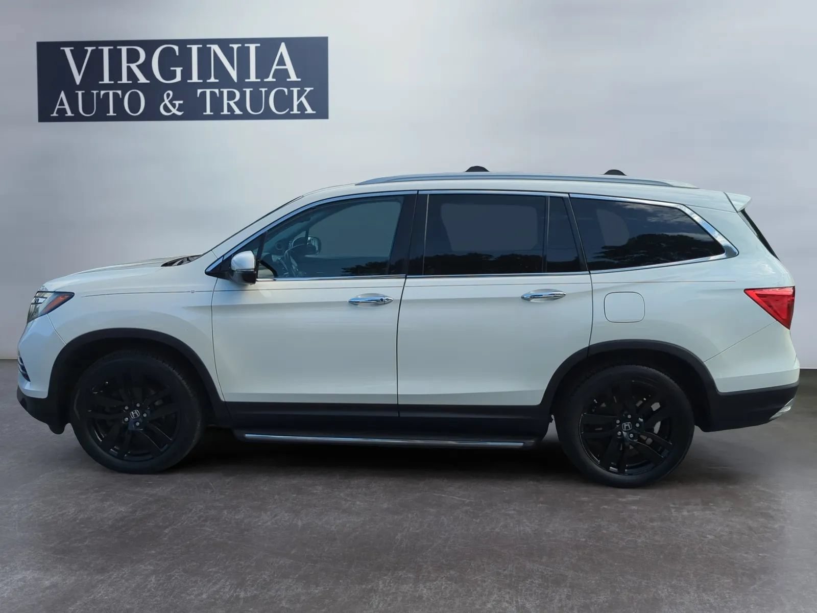 Used 2017 Honda Pilot Touring image 2
