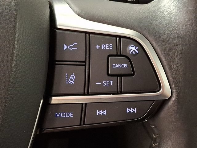 Used 2021 Toyota Highlander XLE AWD/4WD image 22