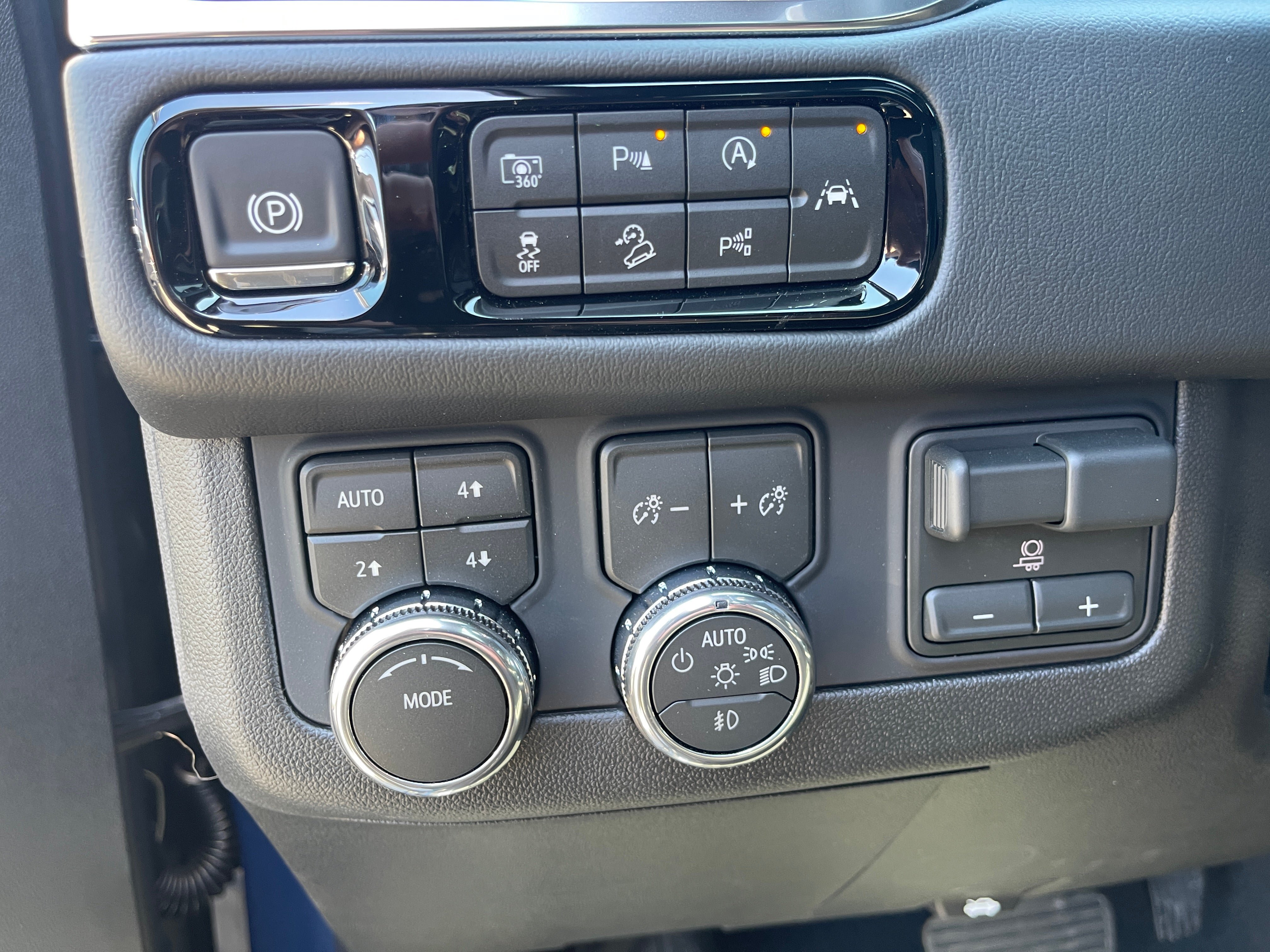 New 2026 GMC Yukon Denali w/ Denali Reserve Package AWD/4WD image 10