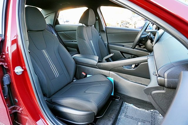 Used 2025 Hyundai Elantra Sport image 12