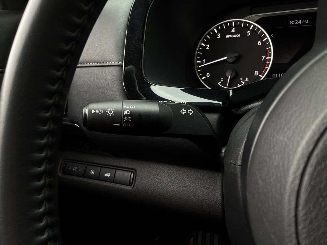 Used 2025 Nissan Pathfinder SV FWD image 38