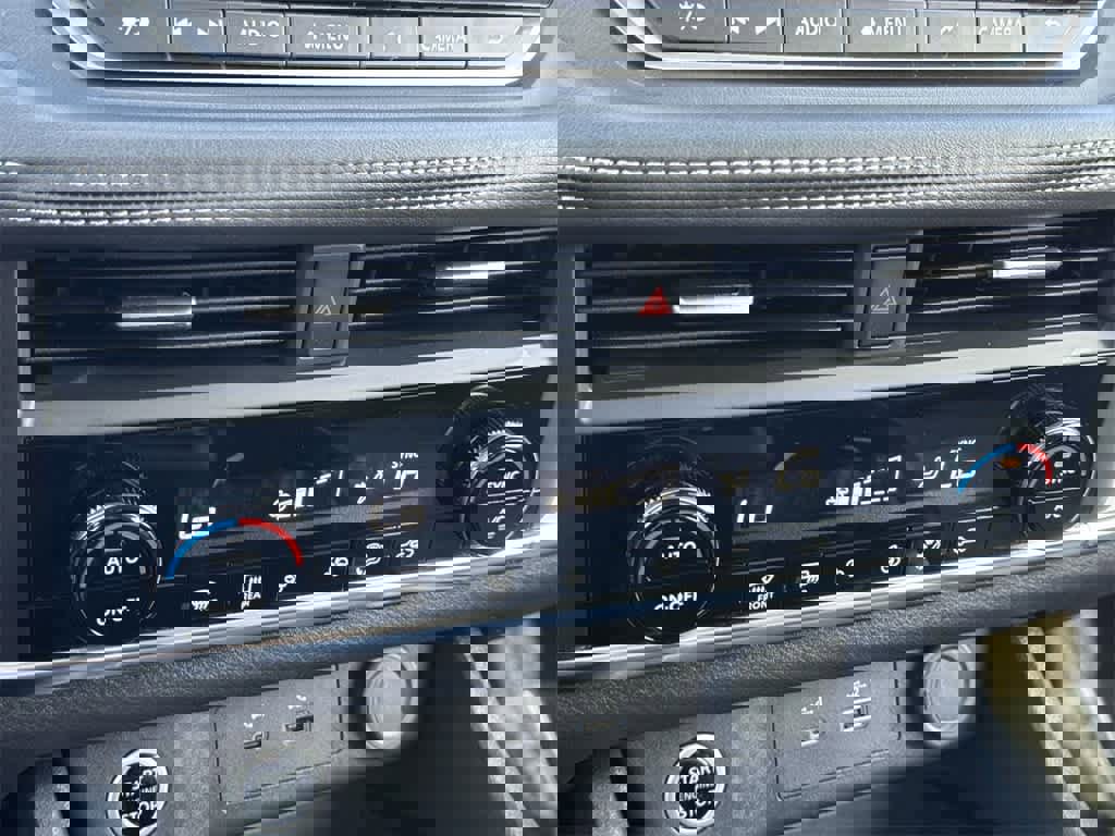 Used 2023 Nissan Rogue SV image 16