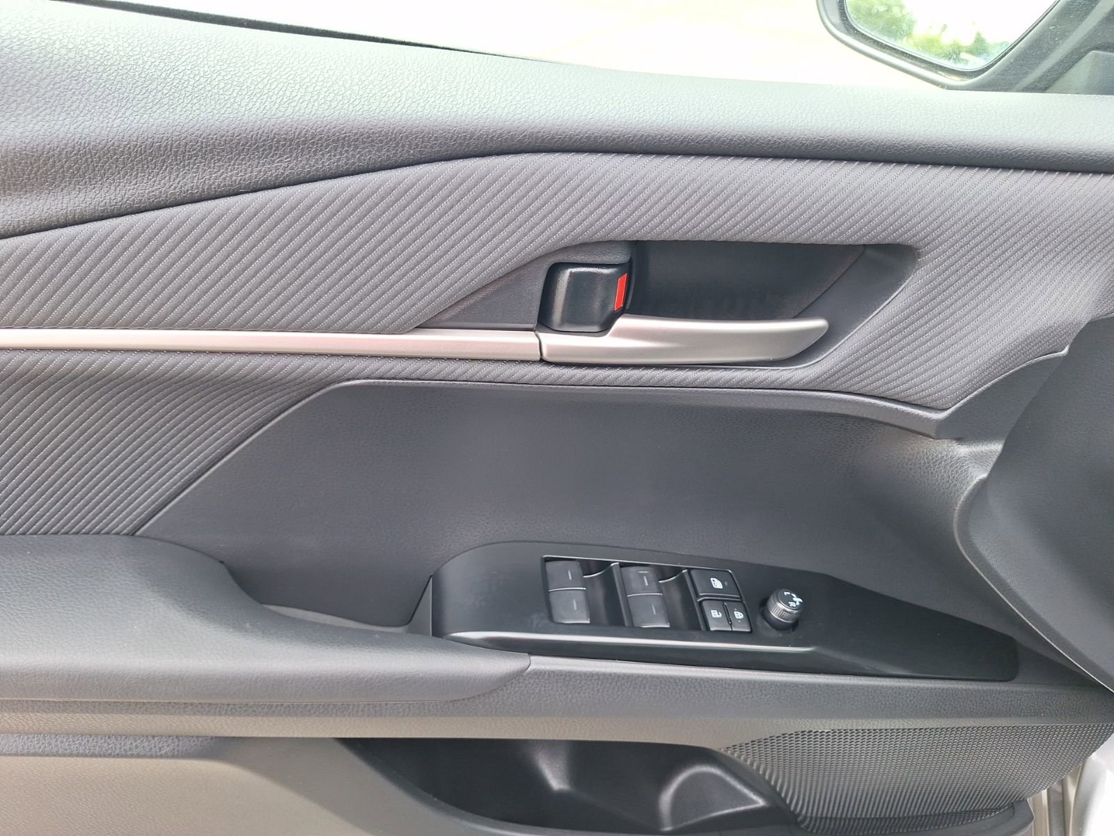 Used 2025 Toyota Camry SE w/ Convenience Package FWD image 17