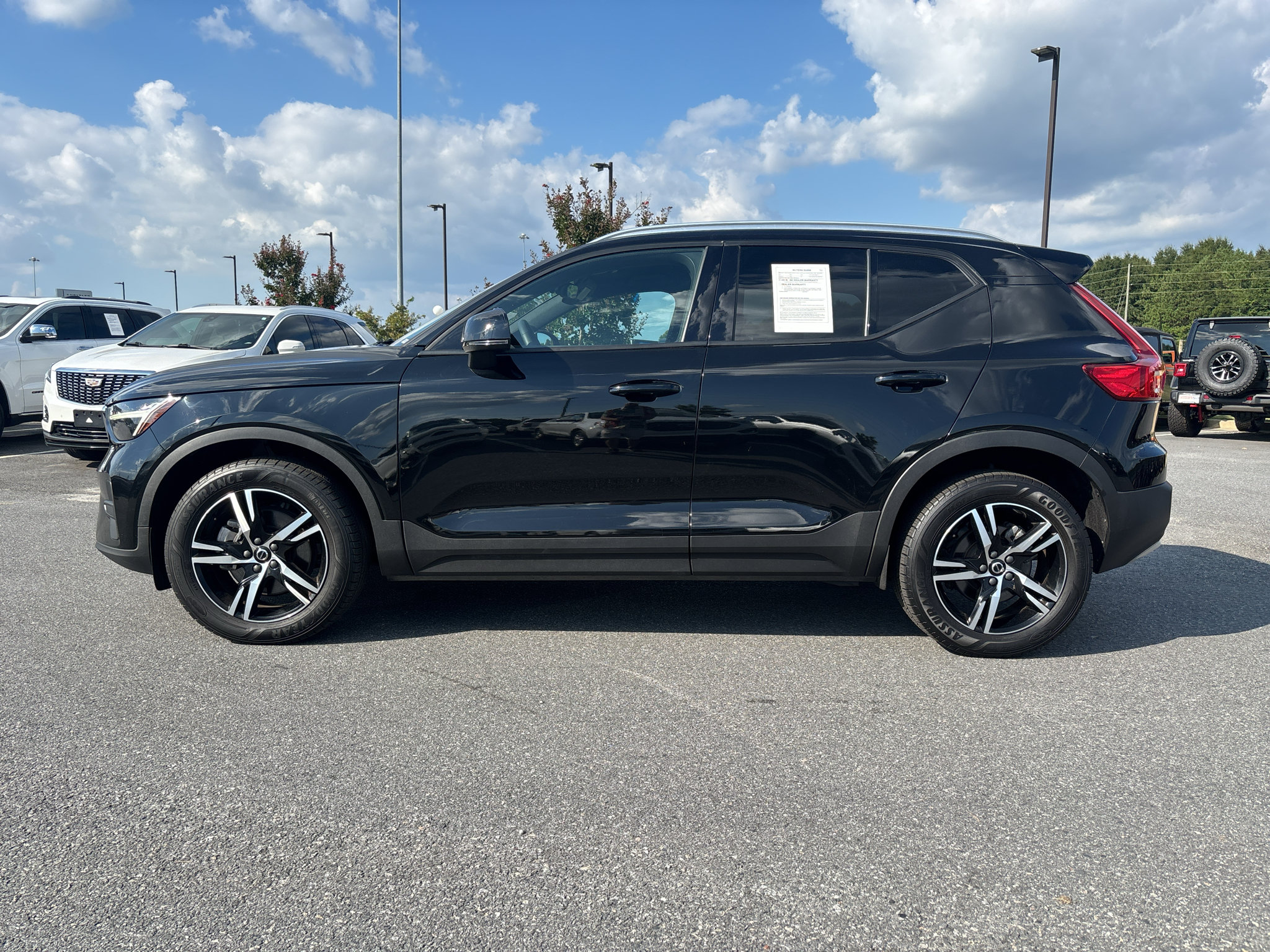 Used 2023 Volvo XC40 B5 Core AWD/4WD image 3