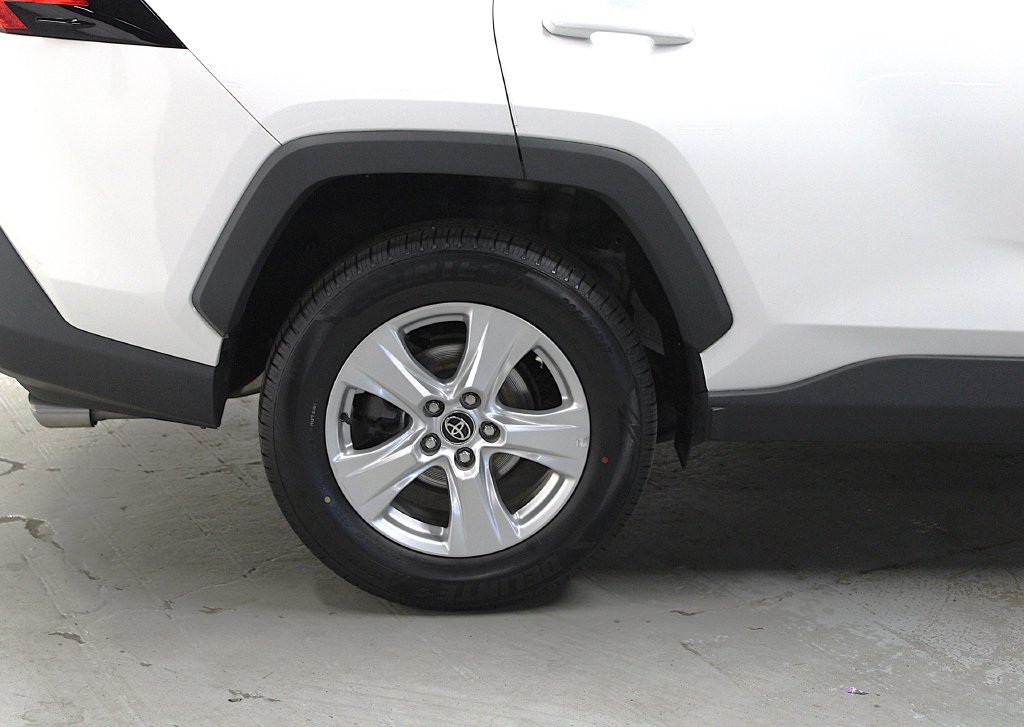 Used 2021 Toyota RAV4 XLE AWD/4WD image 32