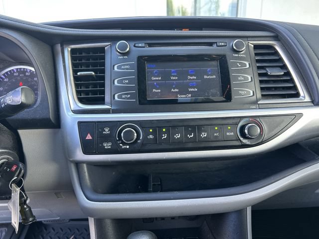Used 2019 Toyota Highlander LE FWD image 25