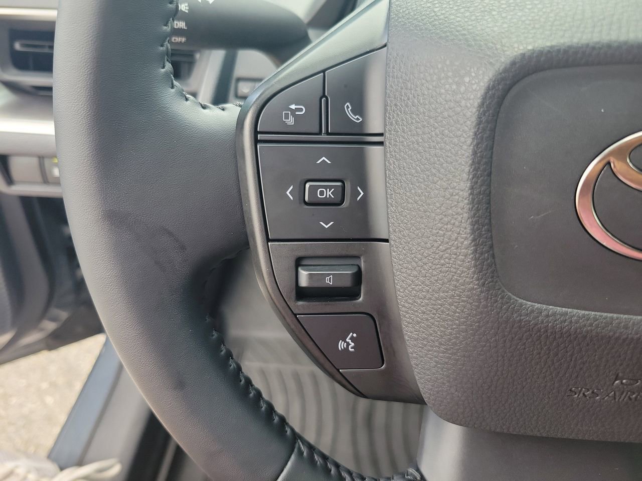 Used 2024 Toyota Prius LE FWD image 19