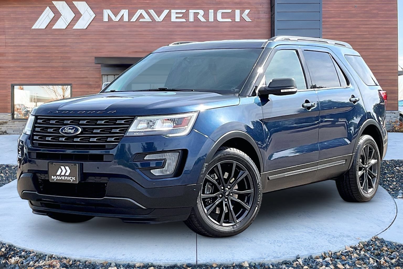 Used 2017 Ford Explorer XLT w/ Equipment Group 202A AWD/4WD image 3