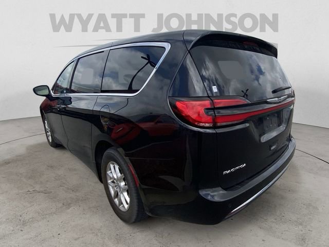 Used 2023 Chrysler Pacifica Touring-L FWD image 7