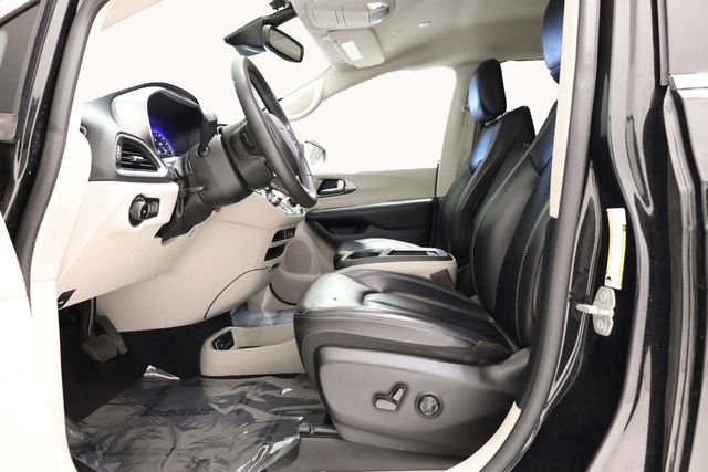 Used 2023 Chrysler Pacifica Touring-L image 13