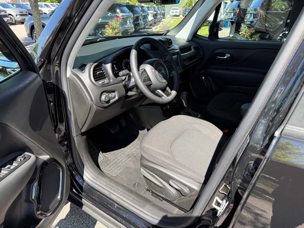 Used 2020 Jeep Renegade Altitude AWD/4WD image 12