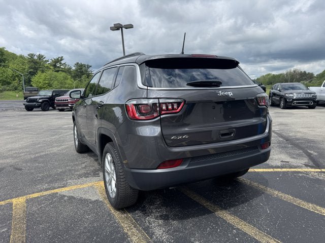 Used 2024 Jeep Compass Latitude AWD/4WD image 3