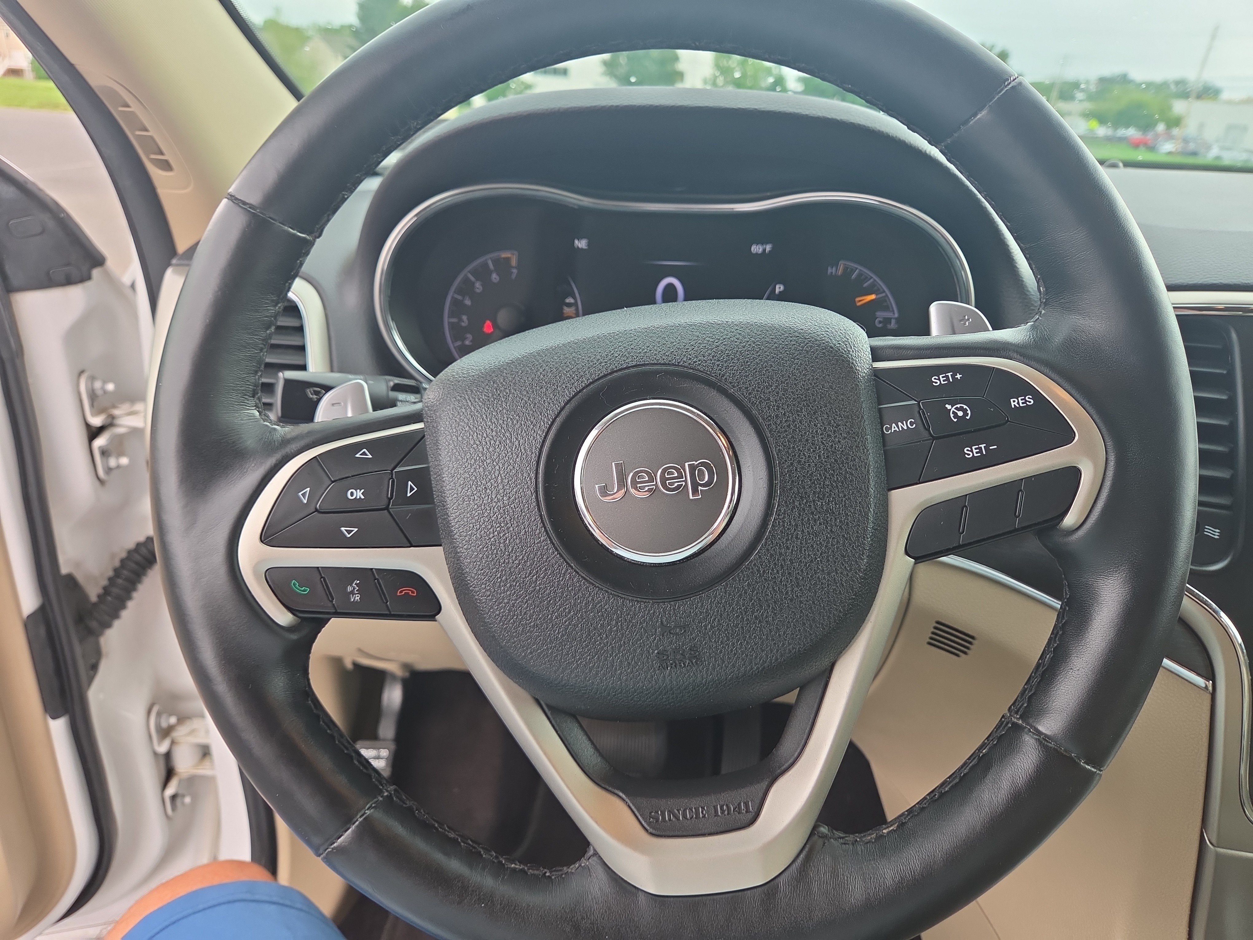 Used 2017 Jeep Grand Cherokee Limited AWD/4WD image 3