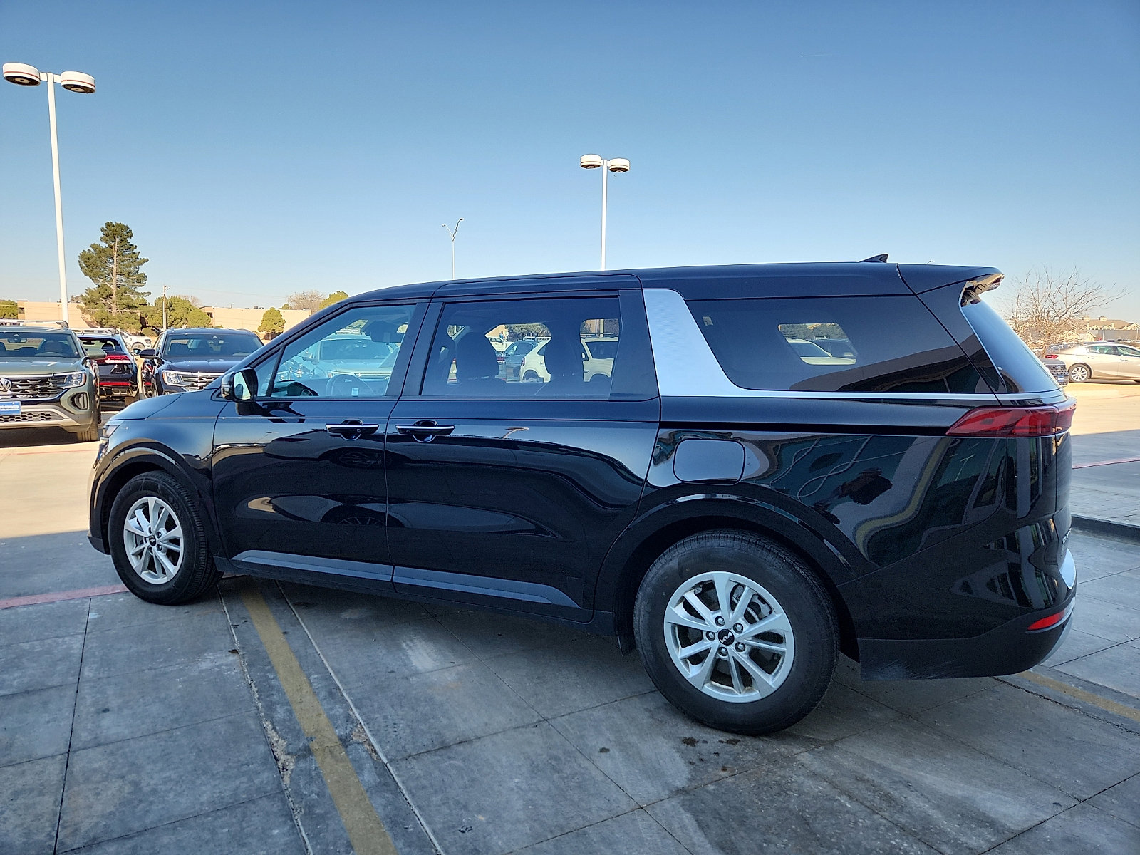 Used 2024 Kia Carnival LX image 5