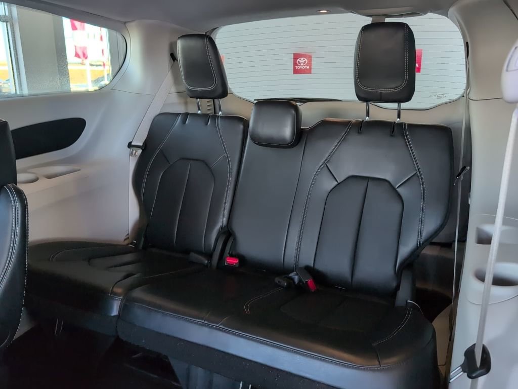 Used 2024 Chrysler Pacifica Touring-L image 19